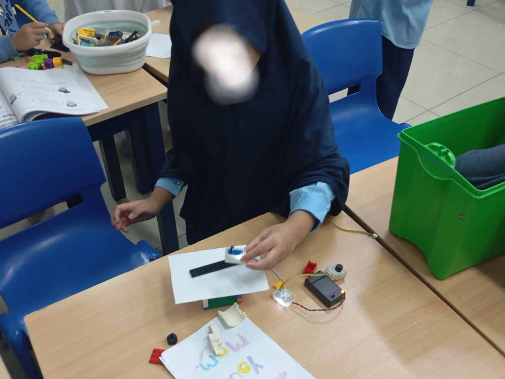 <p data-start="0" data-end="33"><strong data-start="0" data-end="31">Warehouse Shelf Load Sensor</strong></p>
<p data-start="35" data-end="236" data-is-last-node="" data-is-only-node="">📍 Location: Azhari Islamic School Lebak Bulus Jakarta<br data-start="89" data-end="92">👥 Participants: 7 students<br data-start="119" data-end="122">🎯 Focus: Cause&ndash;effect understanding &amp; system logic<br data-start="173" data-end="176">📈 Outcome: 95% of students completed a functional prototype</p>